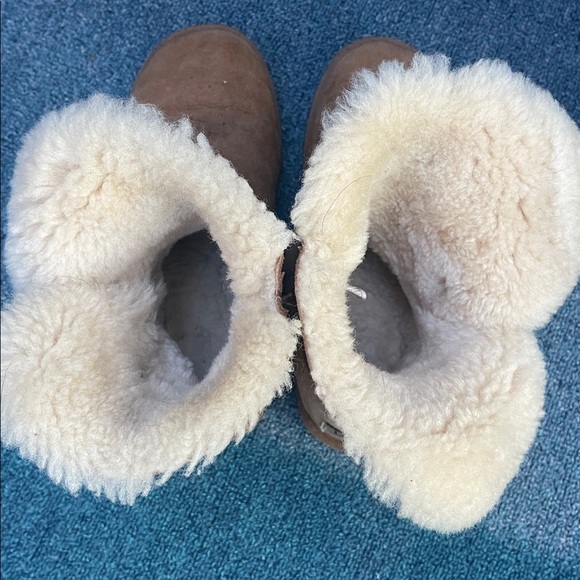UGG Cream Shearling Boots - Picture 4 of 8